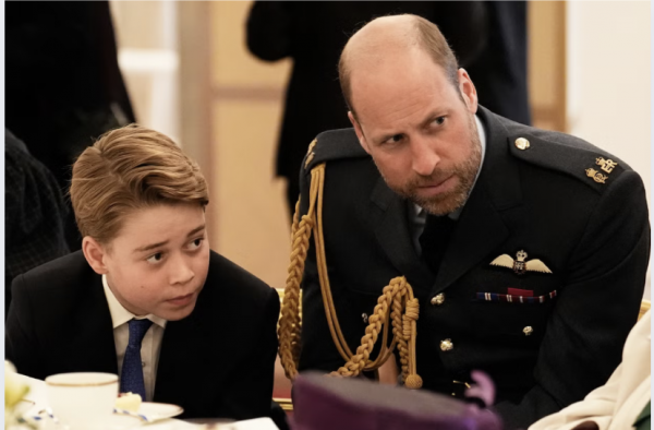 El príncipe Guillermo lleva a su hijo al refugio para personas sin hogar que visitó con Diana